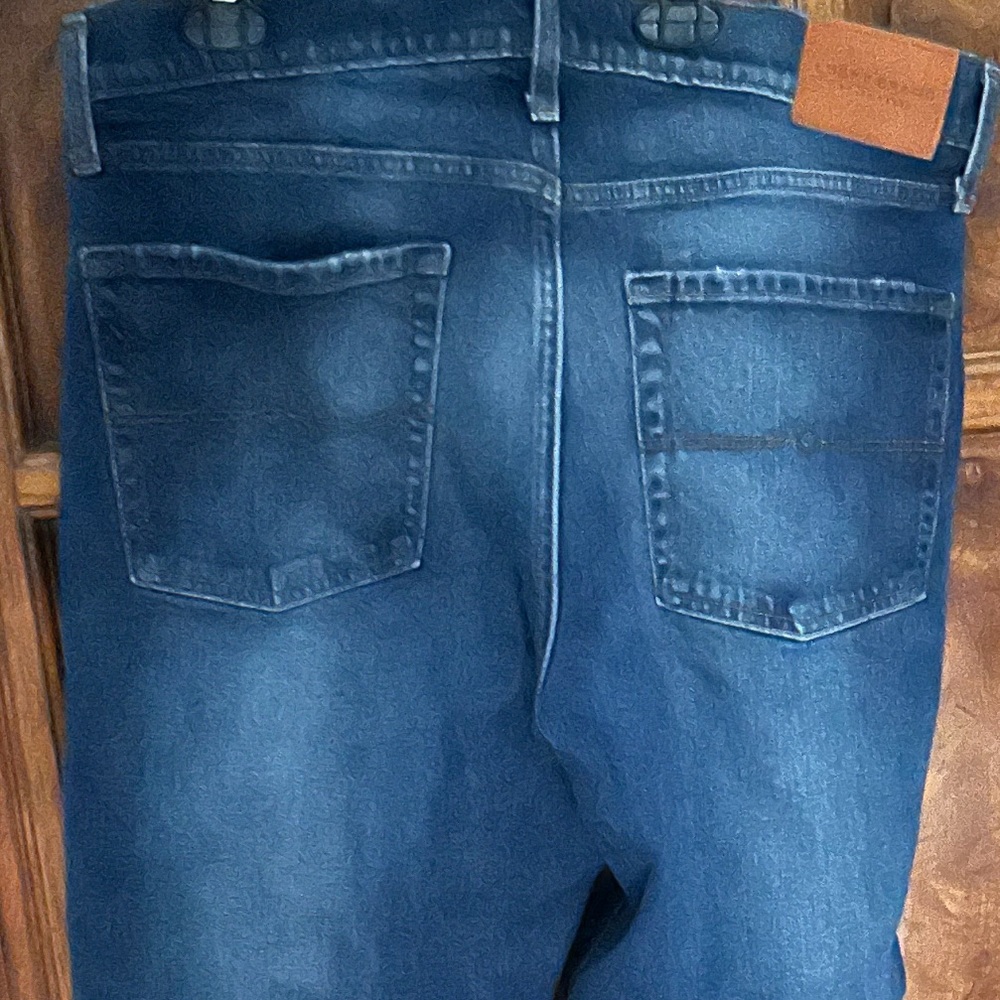 This was worn once. Very good condition.